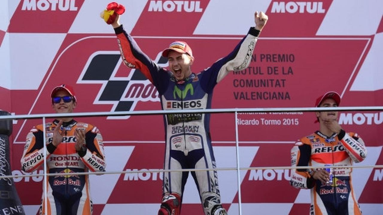 Lorenzo angkat trofi juara dunia MotoGP 2015