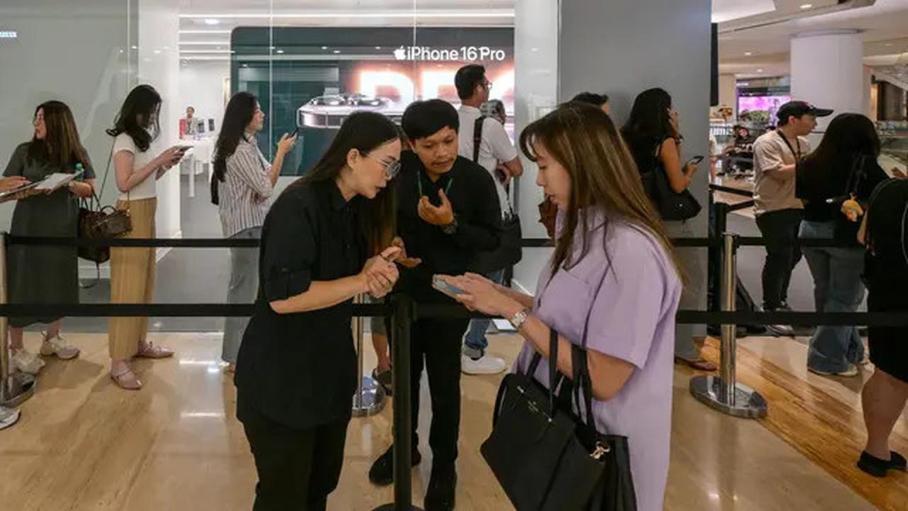 Antusiasme Pencinta Apple Sambut Peluncuran Sekaligus Penjualan iPhone 16 Series di Indonesia