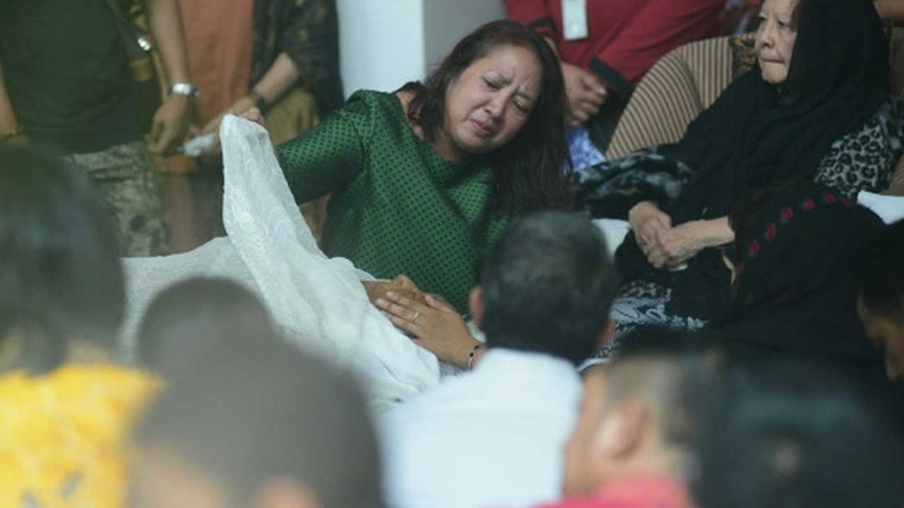 Isak tangis keluarga selimuti persemayaman Adnan Buyung