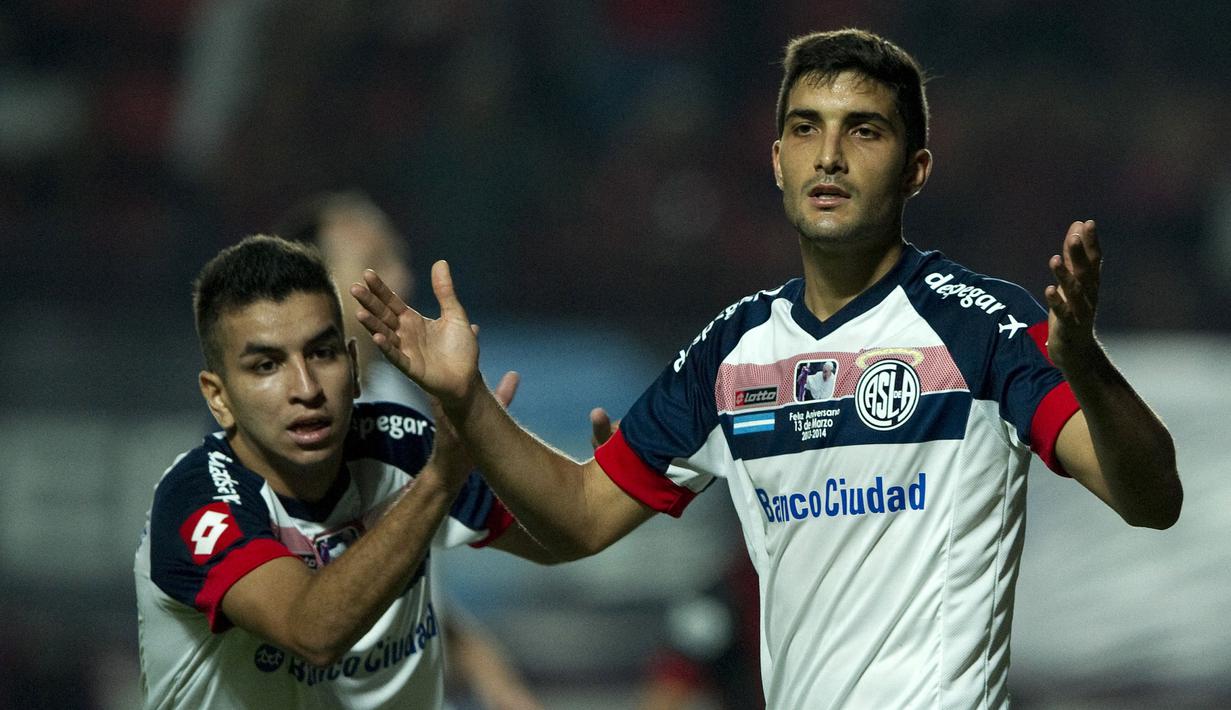 Pemain San Lorenzo mengenakan jersey edisi spesial bergambar Paus Fransiskus dalam laga lanjutan Liga Argentina di Nuevo Gasometro Stadium, Buenos Aires, Argentina, 15 Maret 2014. (AFP/Alejandro Pagni)