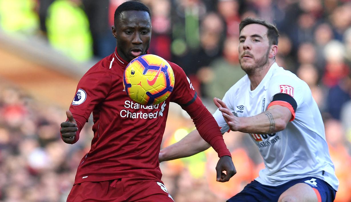 Gelandang Liverpool, Naby Keita (kiri) menguasai bola dibayangi gelandang Bournemouth, Dan Gosling pada laga Liga Inggris 2018/2019 di Anfield Stadium, Liverpool (9/2/2019). Naby Keita didatangkan Liverpool dari RB Leipzig pada awal musim 2018/2019 dengan nilai transfer 60 juta euro. Hingga akhir musim 2022/2023 saat kontraknya berakhir, ia total tampil dalam 129 laga di semua ajang dnegan torehan 11 gol dan 7 assist. Mulai musim 2023/2024 ia memperkuat Werder Bremen. (AFP/Paul Ellis)