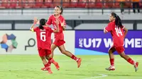 Pemain Timnas Indonesia Putri U-17, Claudia Scheunemann (kedua kiri) melakukan selebrasi bersama rekan-rekannya setelah mencetak gol penyeimbang 1-1 ke gawang Filipina pada laga Grup A Piala Asia Wanita U-17 2024 di Stadion Kapten I Wayan Dipta, Gianyar, Bali, Senin (6/5/2024). (Dok. PSSI)