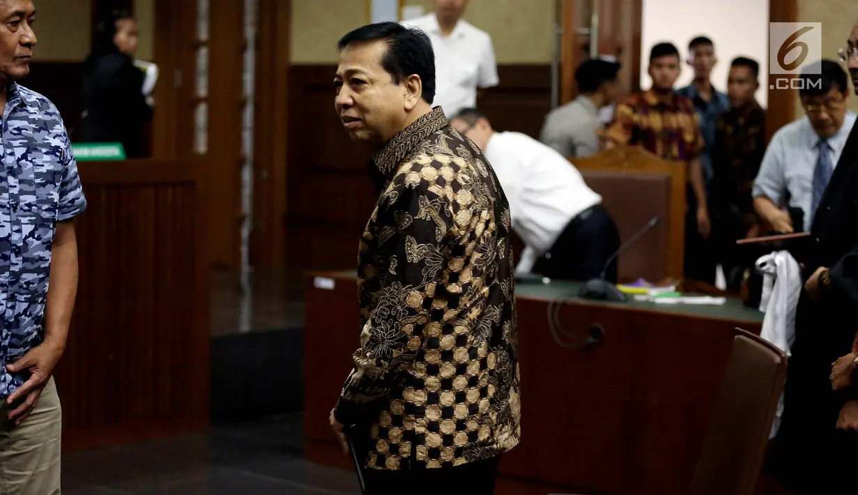 Terdakwa kasus korupsi E-KTP, Setya Novanto meninggalkan ruangan sidang pembacaan putusan sela di Pengadilan Tipikor, Jakarta, Kamis (4/1). Majelis Hakim menolak nota keberatan atau eksepsi Setya Novanto atas surat dakwaan KPK. (Liputan6.com/Johan Tallo)