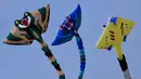 Layang-layang terbang menghiasi langit selama Festival Layang-Layang Internasional ke-33 di Berck-sur-Mer, Prancis utara, Sabtu (6/4/2019). Festival Layang-Layang Internasional ini diselenggarakan setiap bulan April dan berlangsung selama 10 hari.  (Photo by Philippe HUGUEN / AFP)