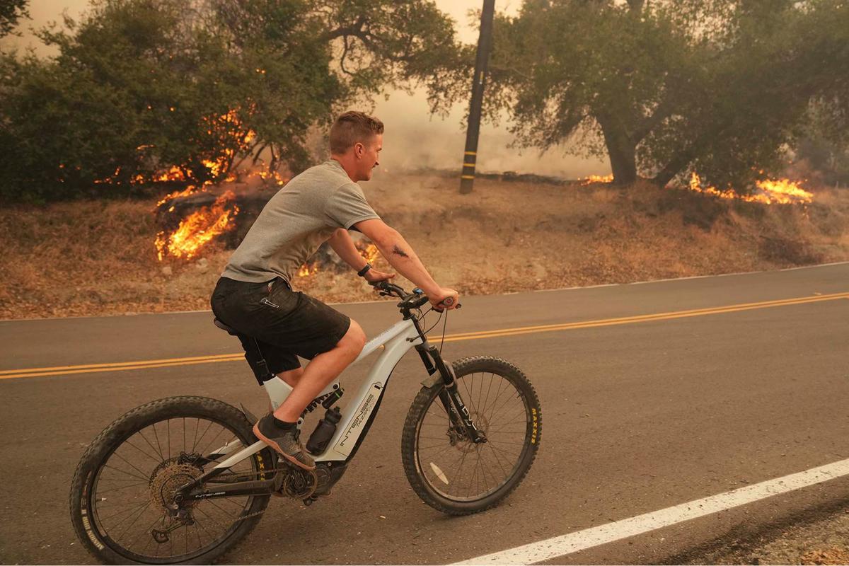 FOTO: Kebakaran Hutan Mengerikan di Utara Los Angeles,  Ribuan Warga Dievakuasi