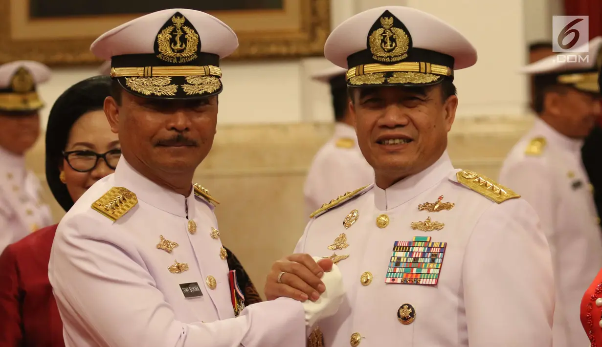 Laksamana TNI Ade Supandi dan pejabat baru KSAL Laksamana Madya TNI Siwi Sukma Adji melakukan salam komando seusai pelantikan di Istana Negara, Jakarta, Rabu (23/5). Siwi menggantikan Ade Supandi yang memasuki masa pensiun. (Liputan6.com/Angga Yuniar)