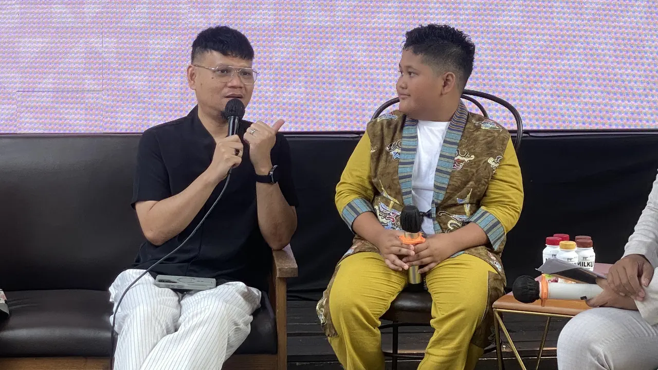 Meltho dan Krishna Sakti (kiri ke kanan) dalam konferensi pers Perilisan Karya Terbaru Krishna Sakti yang dihelat di Jakarta, Kamis (8/10/2026). (Liputan6.com/Nola Vemiliana)