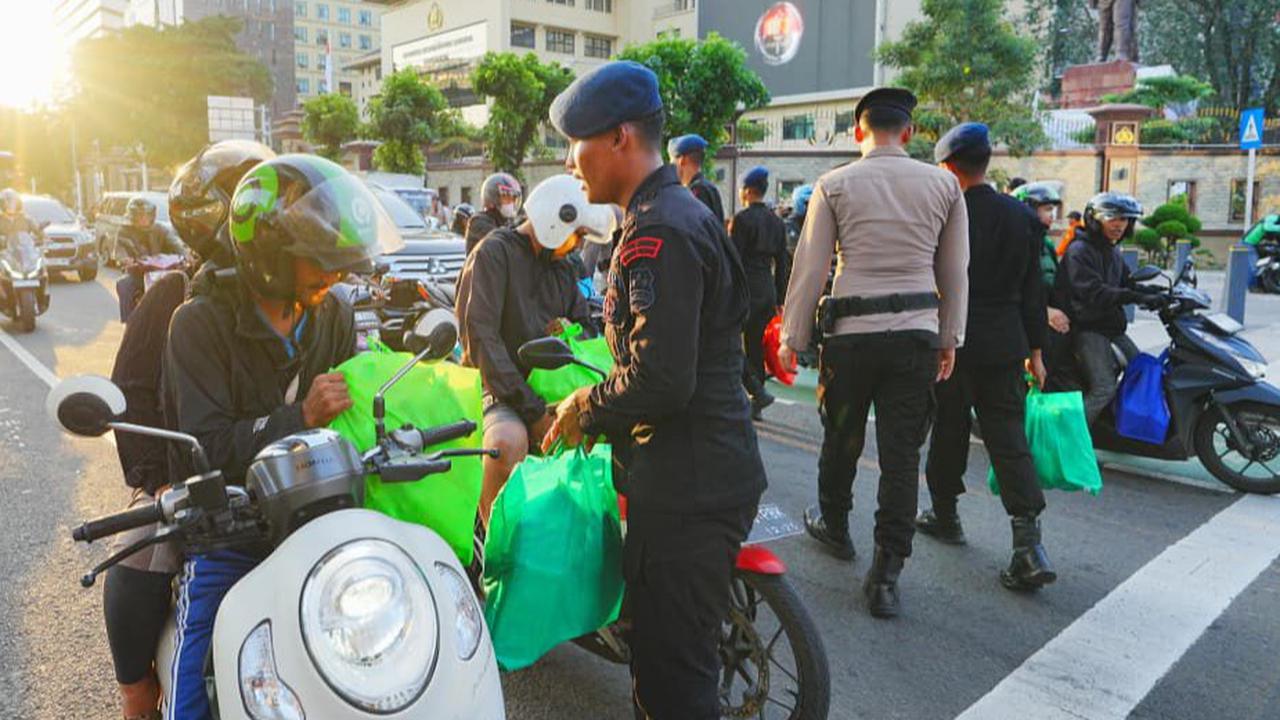 Buruh KSPSI dan Polri Gelar Bakti Sosial, Ratusan Paket Sembako Disalurkan ke Warga