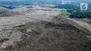 Aktivitas sejumlah alat berat di sekitar lokasi bekas kebakaran Tempat Pengelolaan Sampah Terpadu (TPST) Bantar Gebang, Bekasi, Jawa Barat, Senin (30/10/2023). (Liputan6.com/Herman Zakharia)