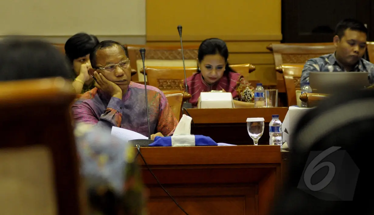 Komjen Polisi Saud Usman Nasution (kiri) mengikuti  RDP dengan Komisi III DPR RI di Komplek Parlemen, Jakarta, Rabu (8/4/2015). Rapat membahas tugas dan fungsi BNPT dalam menanggulangi  gerakan radikal di Indonesia. (Liputan6.com/Andrian M Tunay)