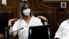 Selebritas Nia Ramadhani saat menjalani sidang lanjutan kasus dugaan penyalahgunaan narkoba di Pengadilan Negeri Jakarta Pusat, Kamis (9/12/2021). Sidang lanjutan tersebut mendengar keterangan saksi ahli. (Liputan6.com/Helmi Fithriansyah)