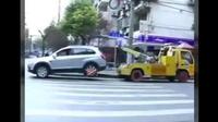 Mobil Siap Diderek Balik Menarik Truk Penderek.