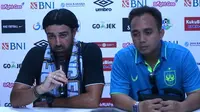 Pelatih PSIS, Vicenzo Alberto Annese (kiri), mengenakan syal PSIS pemberian suporter. (Bola.com/Aditya Wany)