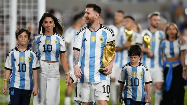 Foto: Mimpi Terwujud, Lionel Messi dkk Angkat Trofi Piala Dunia 2022 di Hadapan Puluhan Ribu Pendukung