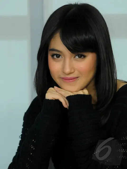 Siapa sangka gara-gara gigi gingsulnya ini, Nabilah jadi mempunyai ciri khas diantara para member JKT48 yang lain. Foto diambil di redaksi Liputan6.com, SCTV Tower, Senayan, Jakarta Pusat pada Selasa (14/4/2015). (Liputan6.com/Faisal R Syam)