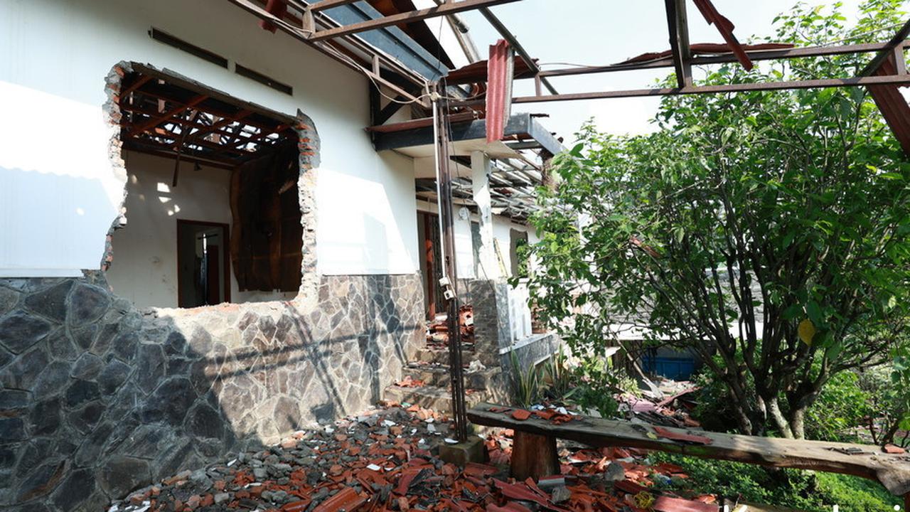 9 Potret Rumah Atalarik Syach yang Dieksekusi Aparat, Dinding Rumah Jebol dan Genteng Hancur