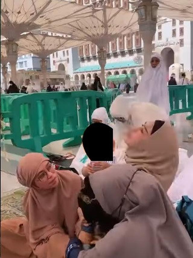Lesti Kejora dan Bebizie bertemu di Madinah (Foto: Instagram bebizie)
