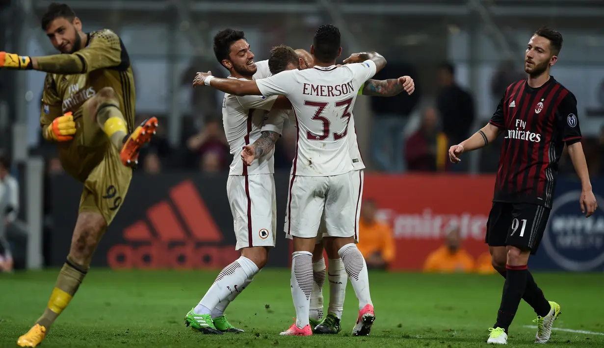 Ekspresi Gianluigi Donnarumma usai kebobolan dari AS Roma saat pertandingan Liga Italia Serie A di stadion San Siro di Milan pada 7 Mei 2017. (AFP Photo/Filippo Monteforte)