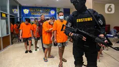 Sejumlah tersangka jaringan penyelundupan narkotika jenis ekstasi dihadirkan saat rilis penggagalan upaya penyelundupan narkota jenis ekstasi di kantor Bea Cukai Pasar Baru, Jakarta, Rabu (8/4/2024). (Liputan6.com/Angga Yuniar)