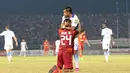 Zulham Zamrun memeluk Diego Michiels setelah melanggarnya dalam laga leg pertama perempatfinal Piala Presiden 2015 di Stadion Segiri, Samarinda, Minggu (20/9/2015). (Bola.com/M. Ridwan) 