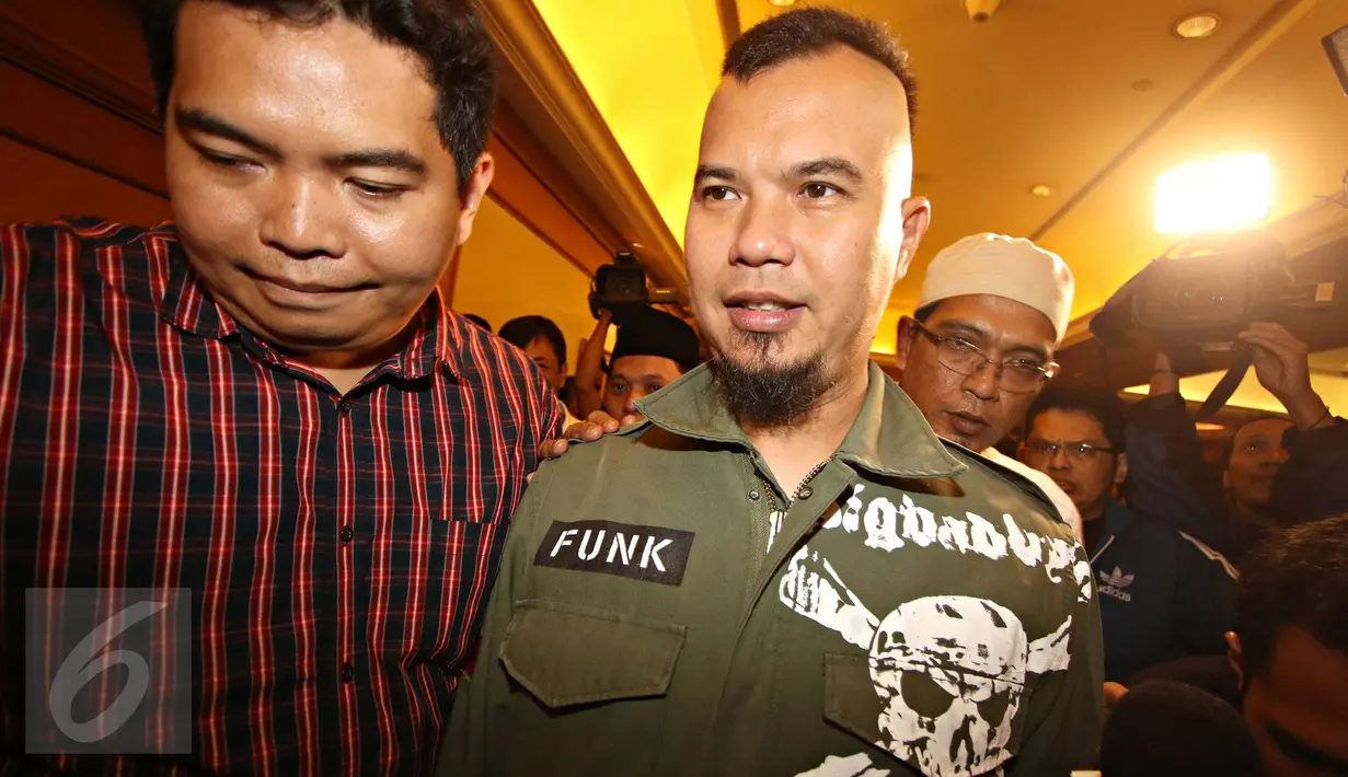 Musisi Ahmad Dhani hadir dalam acara pertemuan di Jakarta, Jumat (12/2). Acara tersebut dalam rangka menjaga tali silaturahim antar calon gubernur DKI Jakarta. (Liputan6.com/Immanuel Antonius)