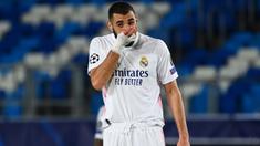 Striker Real Madrid, Karim Benzema, tampak kecewa usai dikalahkan Shaktar Donetsk pada laga Liga Champions 2020/2021 di Estadio Alfredo Di Stefano, Rabu (21/10/2020) malam WIB. Real Madrid kalah 2-3 oleh Shaktar Donetsk. (AFP/Gabriel Bouys)