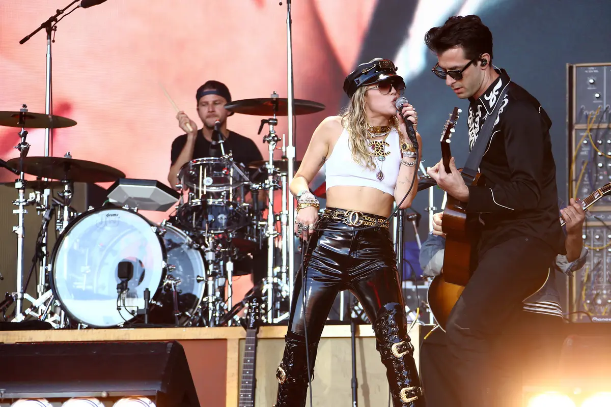 Miley Cyrus Panaskan Panggung Festival Glastonbury