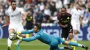 Kiper Swansea City, Lukasz Fabianski mengamankan bola dari kejaran pemain Manchester City  Raheem Sterling (kanan) pada lanjutan Premier League di Stadion Liberty, Swansea, Sabtu (24/9/2016). (AFP/Adrian Dennis)