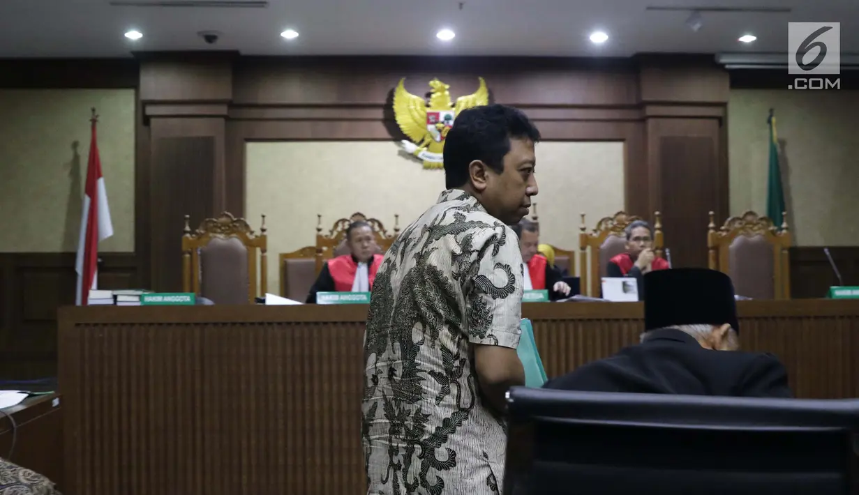 Mantan Ketua Umum PPP, Romahurmuziy berjalan meninggalkan ruang sidang Pengadilan Tipikor, Jakarta, Rabu (26/6/2019). Romahurmuziy memberi keterangan sebagai saksi pada sidang lanjutan suap seleksi pengisian jabatan di Kementerian Agama. (Liputan6.com/Helmi Fithriansyah)