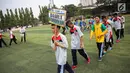 Sejumlah peserta Liga Santri Nusantara (LSN) melakukan defile dalam pembukaan liga santri nusantara di Gor Pertamina Simprug, Jakarta, Senin (4/9). LSN digelar atas kerja sama Kemenpora dan diikuti ratusan santri se-DKI. (Liputan6.com/Faizal Fanani)