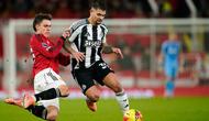 Manuel Ugarte dari Manchester United, kiri, berebut bola dengan Bruno Guimaraes dari Newcastle selama pertandingan Liga Inggris antara Manchester United dan Newcastle di Manchester, Inggris, Sabtu (27-12-2025) dini hari WIB. (AP Photo/Dave Thompson)