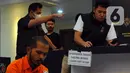 Tersangka Mel alias Ecky (43) melakukan salah satu adegan dalam rekonstruksi pembunuhan dan mutilasi Angela Hindriati (54) di Direktorat Reserse Kriminal Umum Polda Metro Jaya, Jakarta, Rabu  (1/3/2023). Ecky menjalani 60 adegan rekonstruksi dalam rangkaian peristiwa pembunuhan dan mutilasi untuk pengambilalihan kepemilikan Apartemen Taman Rasuna milik Angela Hindriati. (merdeka.com/Imam Buhori)