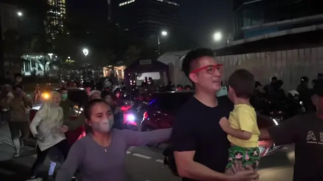 Baim Wong saat diserbu massa begitu pertama kali berkunjung ke Sudirman bersama Kiano untuk menemui pentolan Citayam Fashion Week. (Foto: YouTube/Baim Paula)