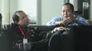 Wabendum Partai Golkar, Zulhendri Hasan (kiri) saat berada di ruang tunggu Gedung KPK, Jakarta, Selasa (14/11). Zulhendri diperiksa terkait kasus dugaan merintangi penyidikan kasus e-KTP dengan tersangka Markus Nari. (Liputan6.com/Helmi Fithriansyah)