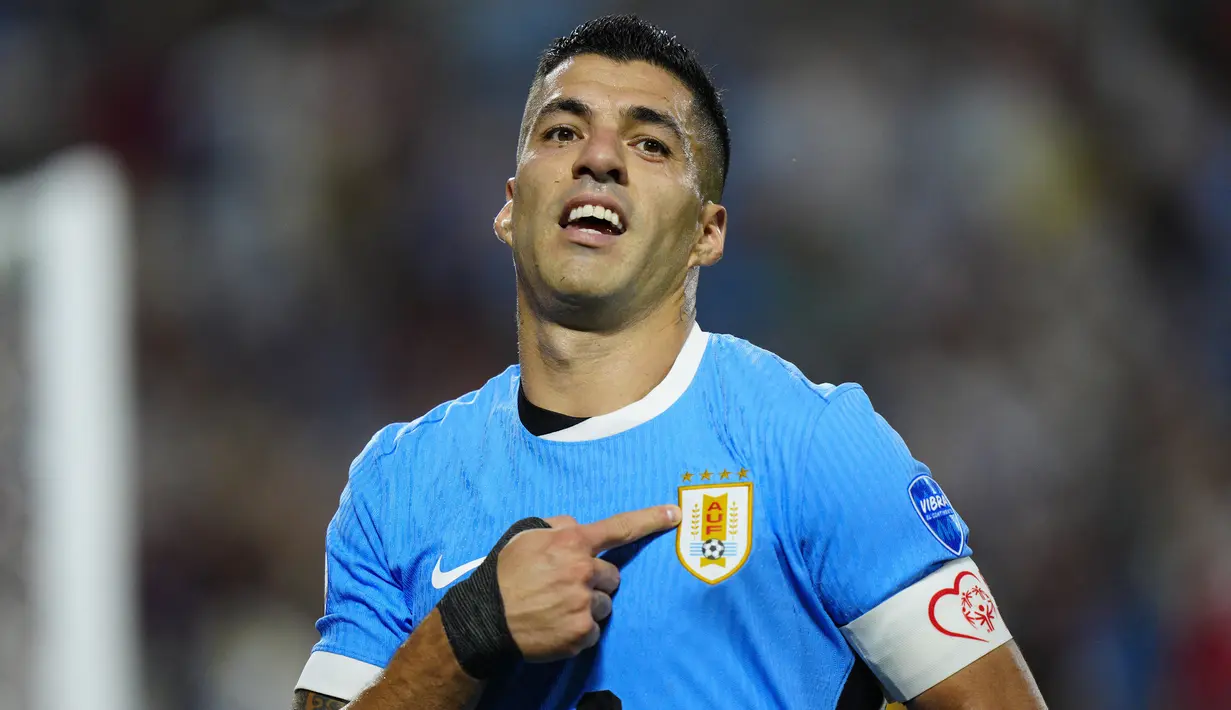 Pemain Uruguay, Luis Suarez melakukan selebrasi setelah mencetak gol penyeimbang 2-2 ke gawang Kanada pada laga perebutan peringkat ketiga Copa America 2024 di Bank of America Stadium, Charlotte, North Carolina, Minggu (14/07/2024). (AP Photo/Jacob Kupferman)