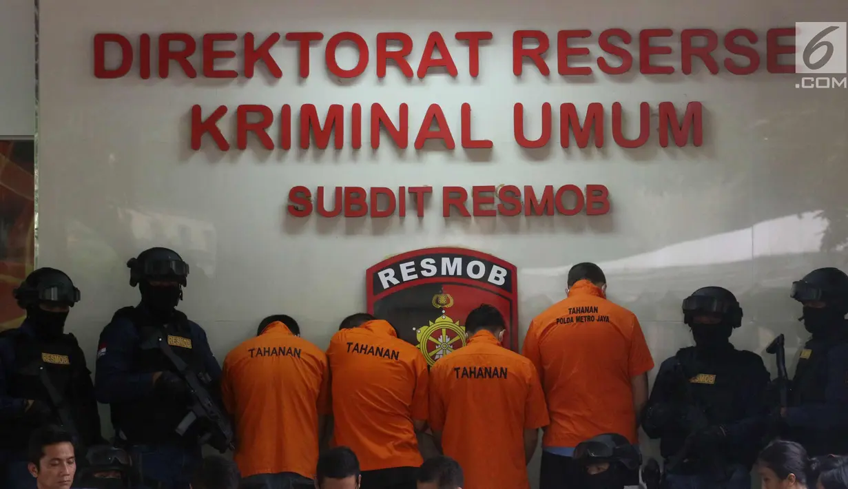 Empat WNA tersangka saat pengungkapan tiga kasus pencurian data elektronik (Skimming) di Polda Metro Jaya, Jakarta, Selasa (4/3). Empat tersangka tersebut berhasil diamankan Ditreskrimum Polda Metro Jaya. (Liputan6.com/Arya Manggala)