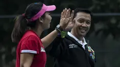Menpora Imam Nahrawi tos dengan petenis Indonesia, Aldila Sutjiadi, usai bermain di Hotel Sultan, Jakarta, Kamis (24/5/2018). Menpora datang memantau persiapan pelatnas tenis jelang Asian Games 2018. (Bola.com/Vitalis Yogi Trisna)
