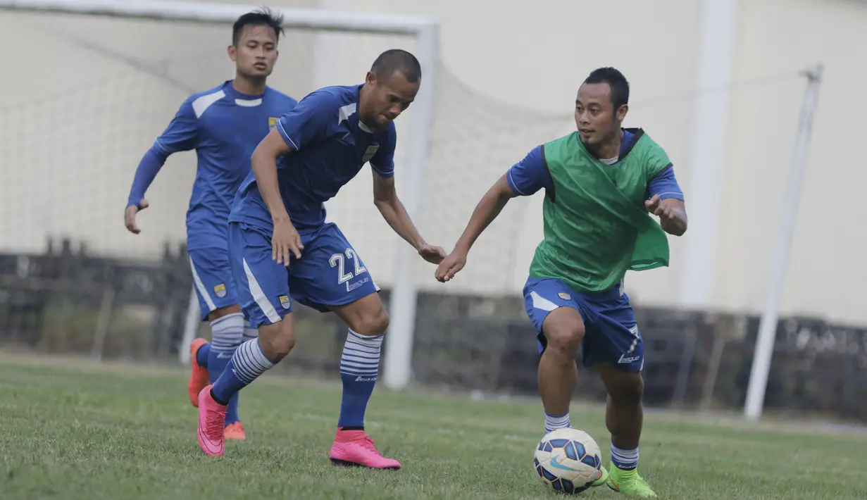 Pemain Persib Atep dan Supardi (tengah) berebut bola saat latihan jelang laga semi final Piala Presiden 2015 melawan Mitra Kukar di Stadion Aji Imbut, Tenggarong, Kaltim, Sabtu (3/10/2015). (Bola.com/Vitalis Yogi Trisna)