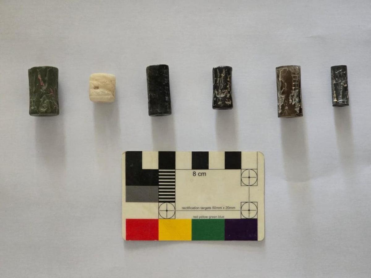 Stempel silinder dari zaman Babilonia ditemukan di Irak.