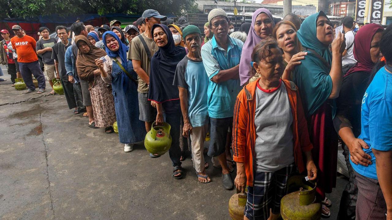 FOTO: Sulitnya Beli Gas LPG 3 Kg, Warga Ramai-Ramai Antre Panjang di Agen Pertamina