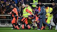 Gelandang Fiorentina asal Italia #04, Edoardo Bove, dievakuasi dengan tandu setelah tiba-tiba jatuh ke tanah selama pertandingan sepak bola Serie A antara Fiorentina dan Inter Milan di stadion Artemio Franchi di Florence, Senin dini hari WIB (2/12/2024). (TIZIANA FABI/AFP)