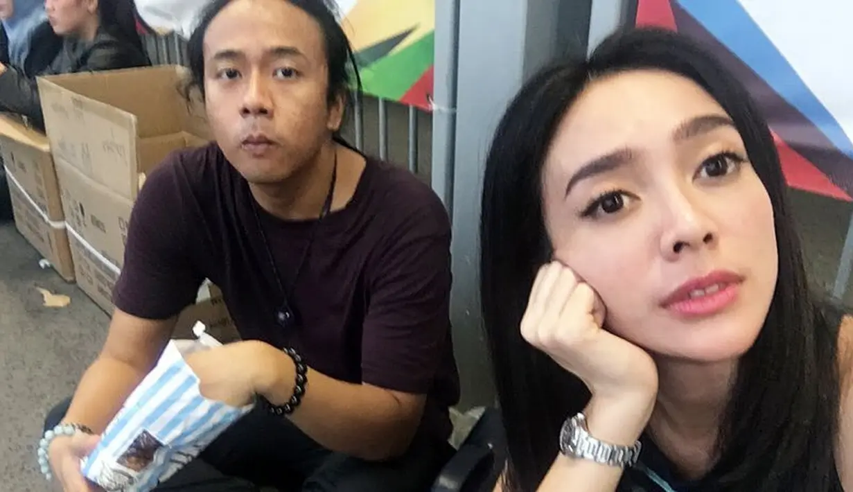 "Aku kenalan akhirnya. Dari manajernya dikenalin. Tapi, aku nggak terlalu ngeh (sama Ariel). Soalnya gelap-gelap gitu," ujar Dea ketika dihubungi Bintang.com lewat sambungan telepon, Rabu (24/1/2018). (Instagram/dea_ananda)