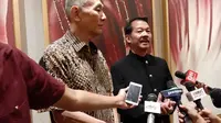 Louis Susilo (baju hitam) yang merupakan cucu dari Lo Ban Teng