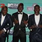 Gelandang MU, Paul Pogba (tengah) dan saudarnya Florentin Pogba (kiri) dan Mathias Pogba (kanan) berpose di atas karpet merah saat menghadiri MTV Europe Music Awards (EMA) 2017 di Wembley Arena di London, Inggris (12/11). (AFP Photo/Daniel Leal-Olivas)