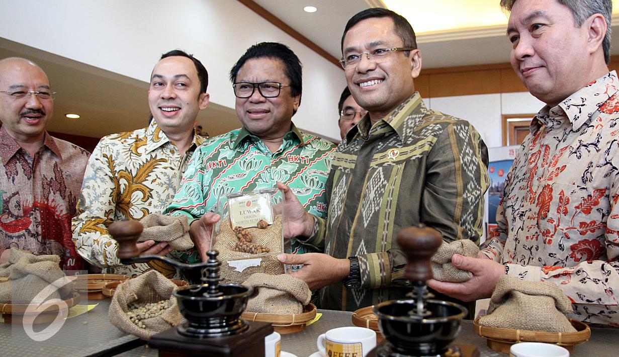 Menperin, Saleh Husin (kedua kanan) bersama Wakil Ketua MPR RI Oesman Sapta Odang (ketiga kiri) dan Ketua Umum AEKI Irfan Anwar (kedua kiri) memperlihatkan biji kopi luwak terbaik usai menghadiri RUA IX AEKI di Jakarta (10/3). (Liputan6.com/Johan Tallo)