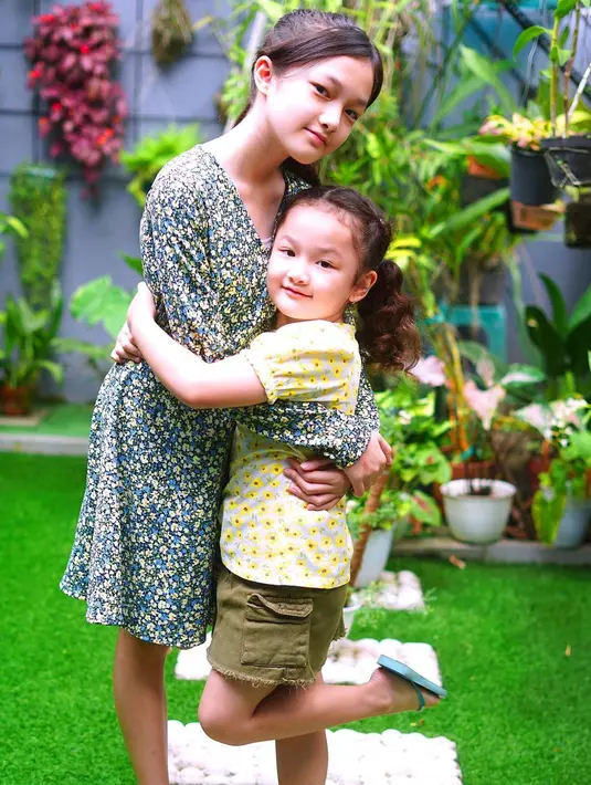 Sama-sama cantik, namun Elea dan Sheva punya karakter berbeda. Pernah diungkapkan oleh Ussy Sulistiwaty, Elea cenderung pendiam, sementara Sheva terkesan santai dan iseng. Meski berbeda, namun adik sambung Amel ini selalu kompak. Dalam setiap foto yang diunggah oleh Andhika atau Ussy, Shakeela Eleanor memang terlihat lebih pendiam dan tidak neko-neko. (Liputan6.com/IG/@andhiiikapratama)