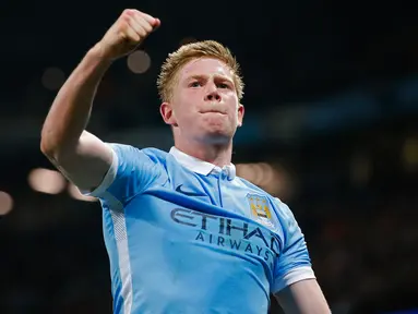 Gelandang Manchester City, Kevin De Bruyne melakukan selebrasi usai mencetak gol kegawang PSG di leg kedua liga Champions di Etihad Stadium, Inggris (13/4). City menang atas PSG dengan skor 1-0. (Reuters/Andrew Yates)