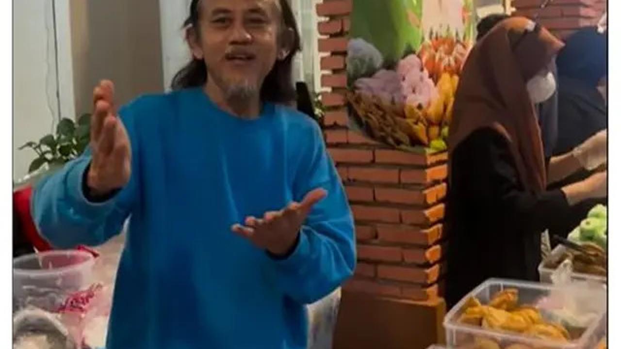 6 Potret Epy Kusnandar dan Istri Jual Takjil di Bazar Ramadhan, Raup Jutaan Rupiah