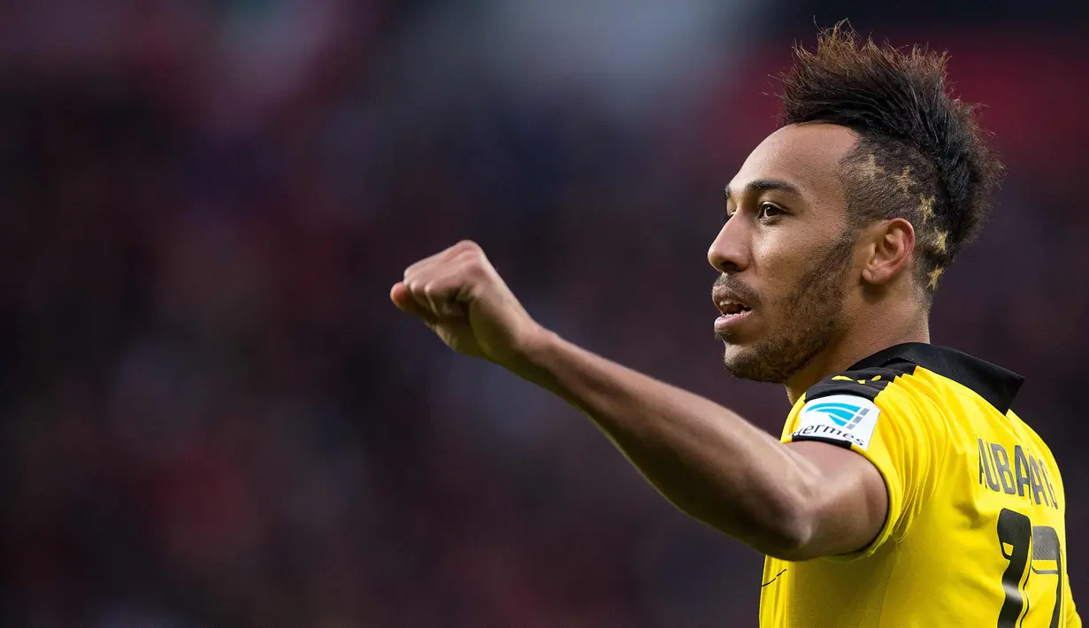 Gaya rambut Pierre-Emerick Aubameyang saat melakukan selebrasi usai mencetak gol ke gawang Leverkusen di Leverkusen, Jerman barat, pada 21 Februari 2016. (AFP Photo/Marius Becker)