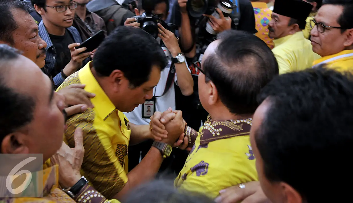 Akbar Tanjung bersama Nurdin Halid bersalaman usai mendengarkan putusan hakim Pengadilan Negeri Jakarta Utara, Jumat (24/7/2015). Hakim Lilik Mulyadi memutuskan, keabsahan kepengurusan Partai Golkar jatuh kepada kubu Munas Bali. (Liputan6.com/Johan Tallo)